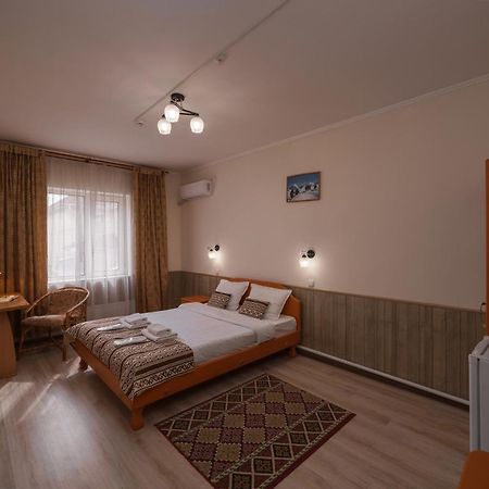 Alpinist Hotel Bishkek Esterno foto