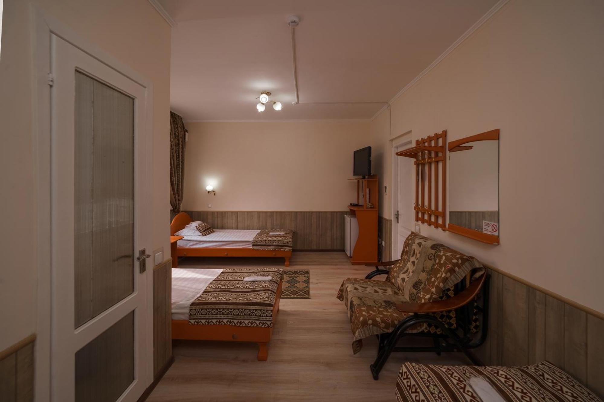 Alpinist Hotel Bishkek Esterno foto