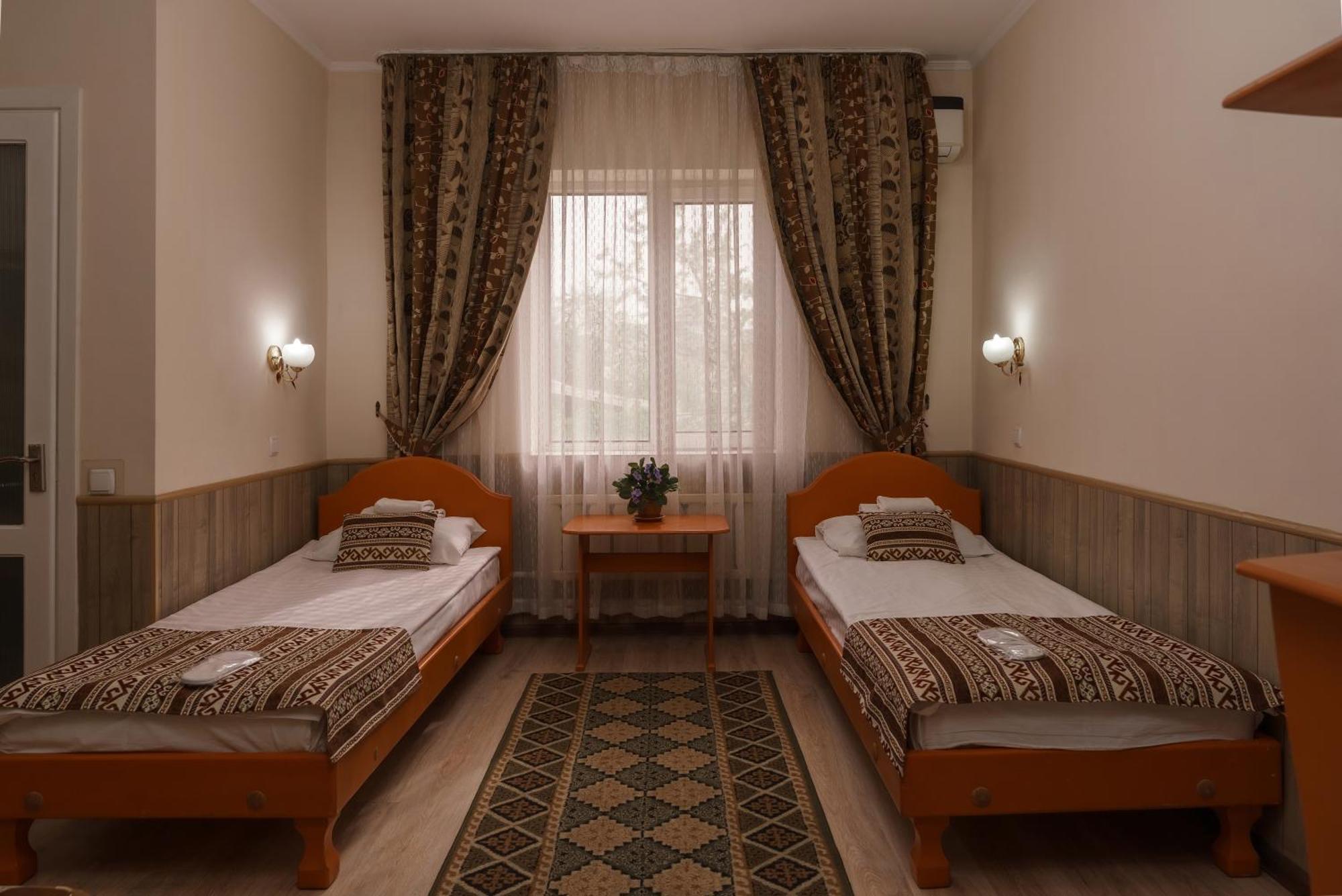 Alpinist Hotel Bishkek Esterno foto