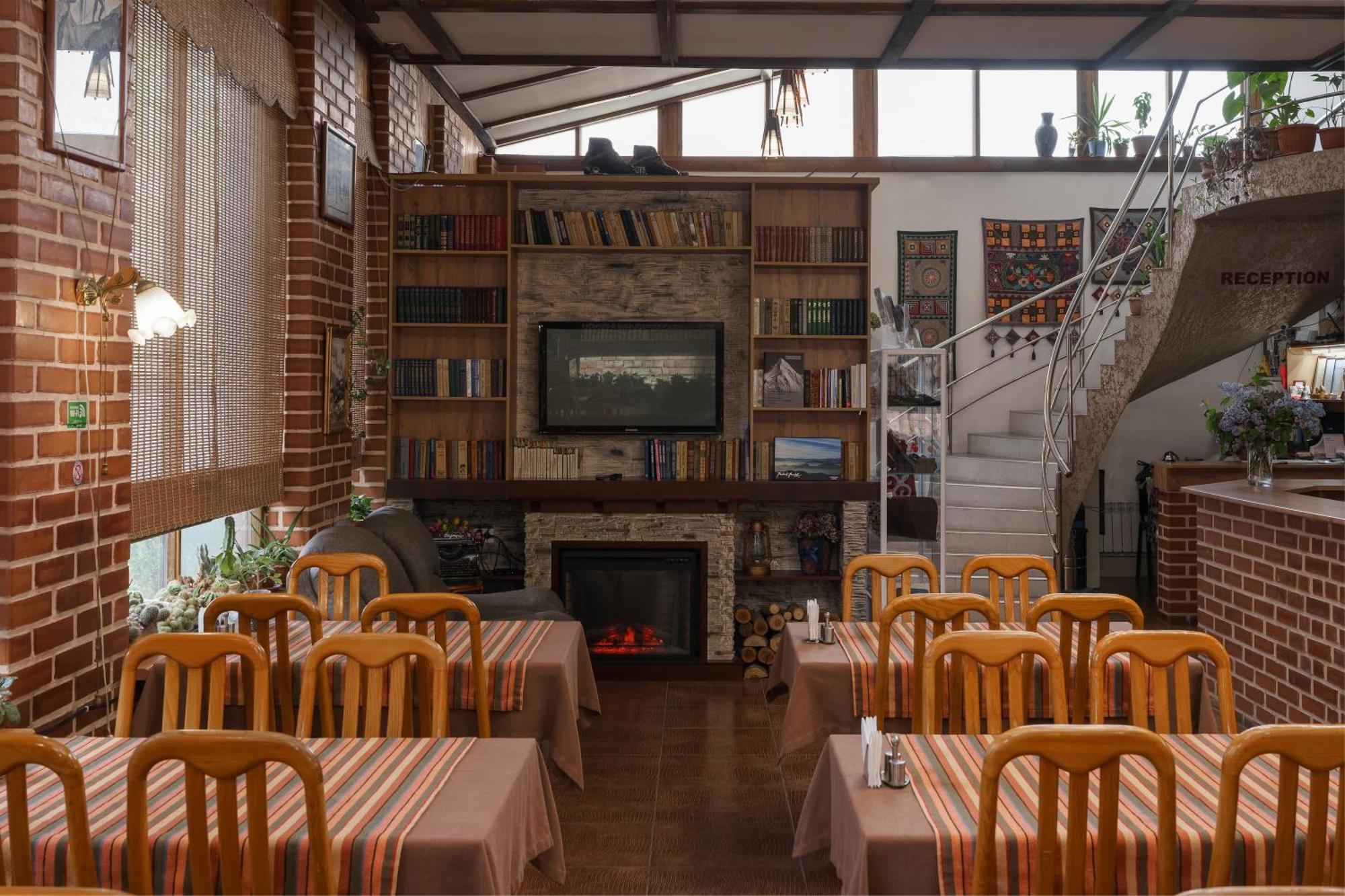 Alpinist Hotel Bishkek Esterno foto