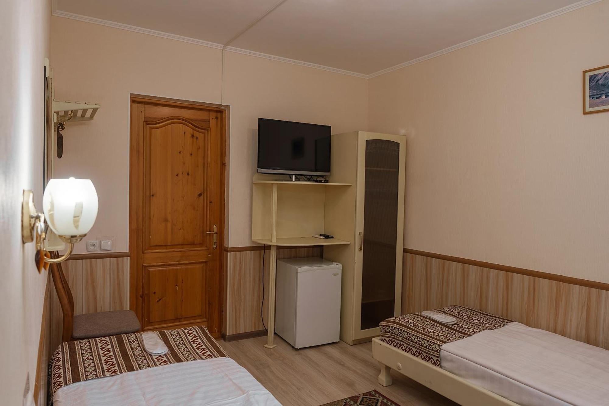 Alpinist Hotel Bishkek Esterno foto