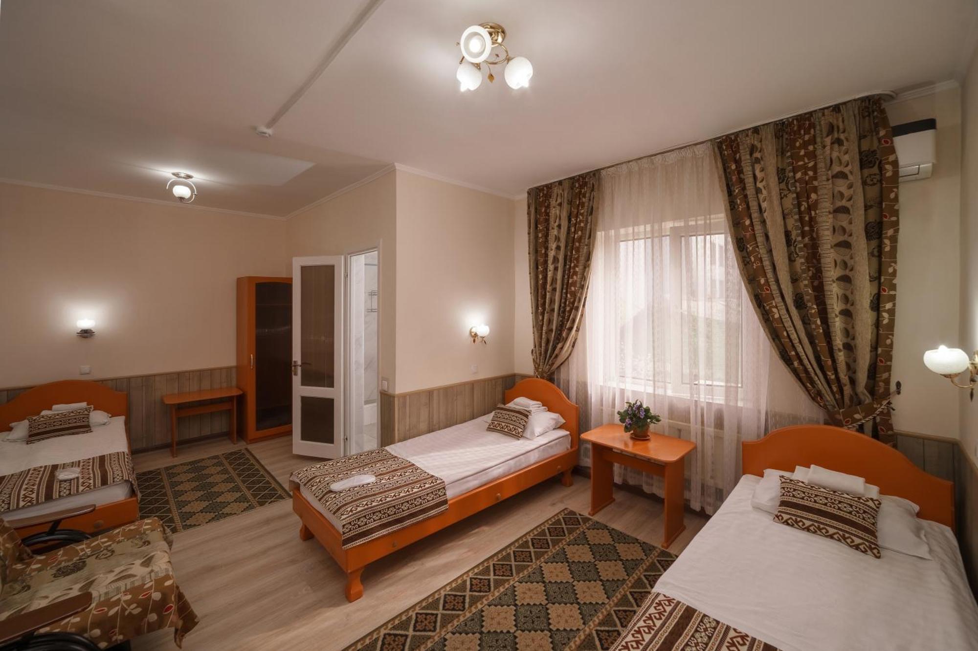 Alpinist Hotel Bishkek Esterno foto