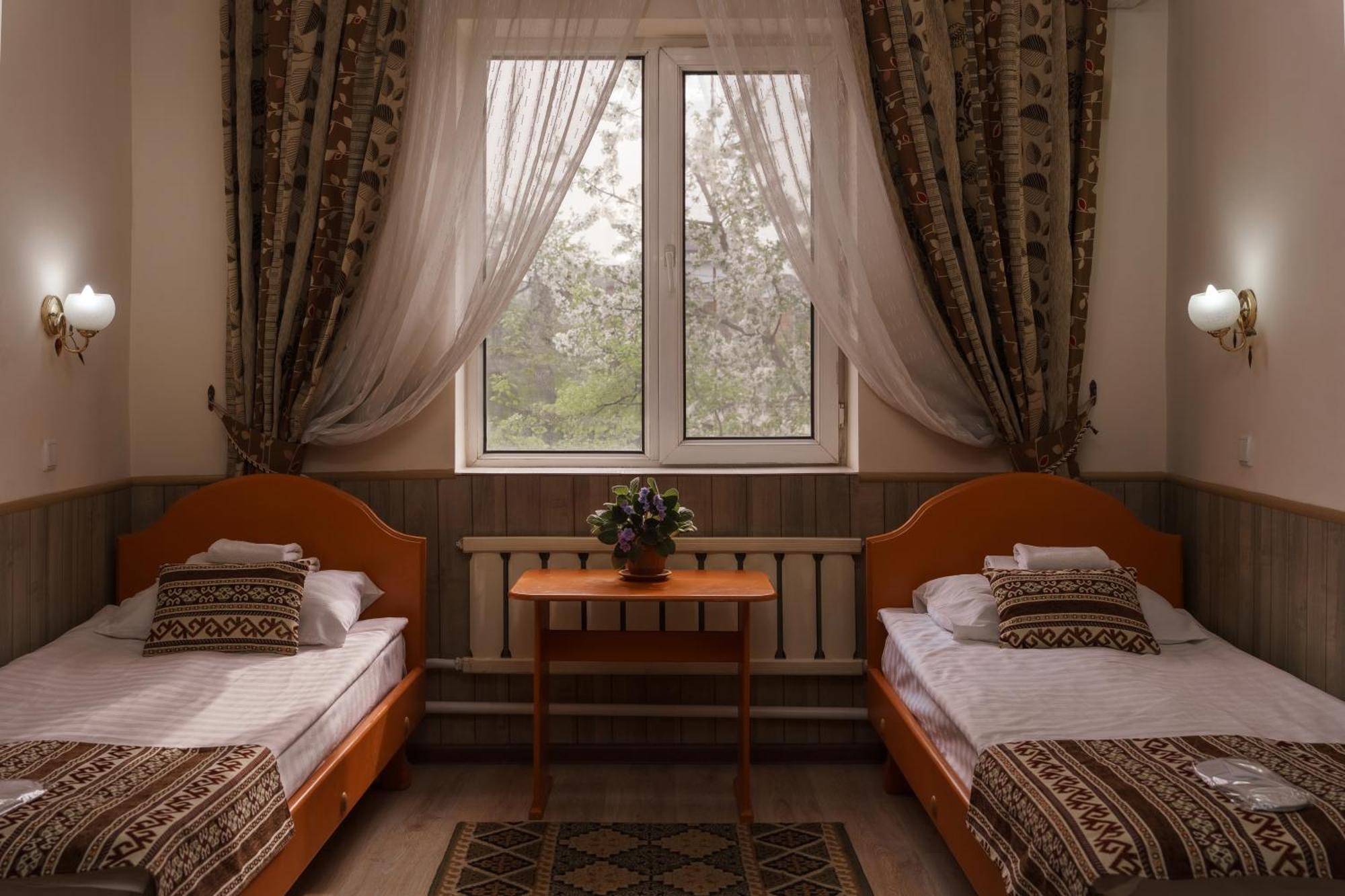 Alpinist Hotel Bishkek Esterno foto