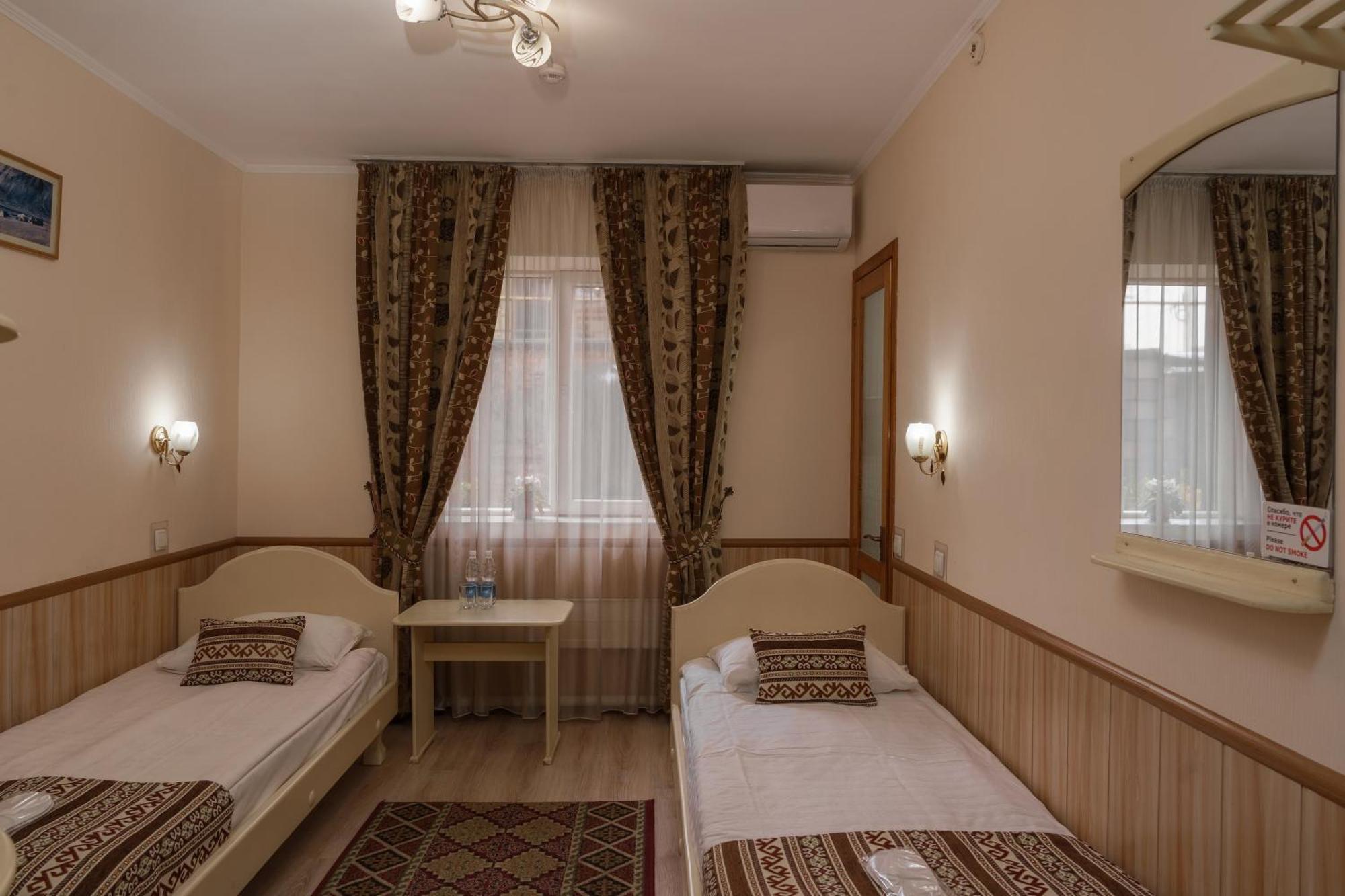Alpinist Hotel Bishkek Esterno foto