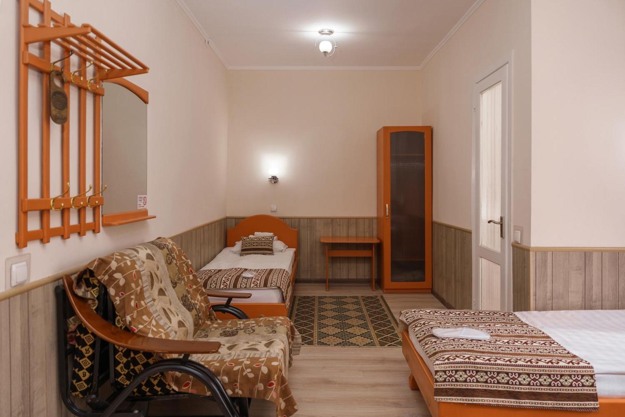 Alpinist Hotel Bishkek Esterno foto