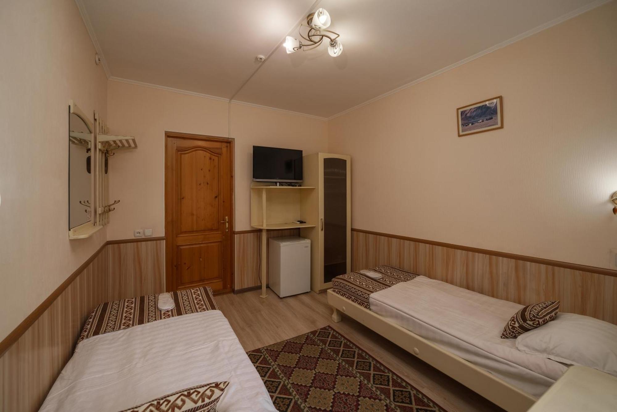 Alpinist Hotel Bishkek Esterno foto