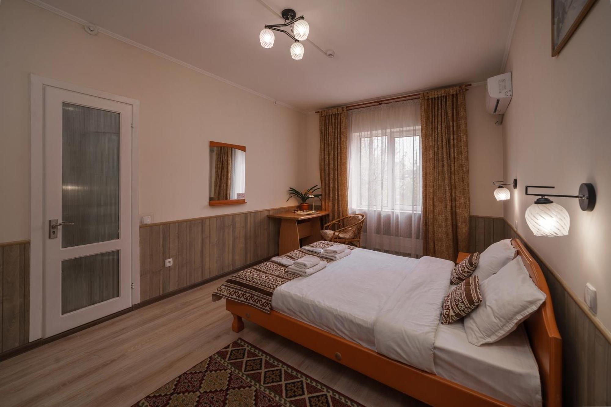 Alpinist Hotel Bishkek Esterno foto