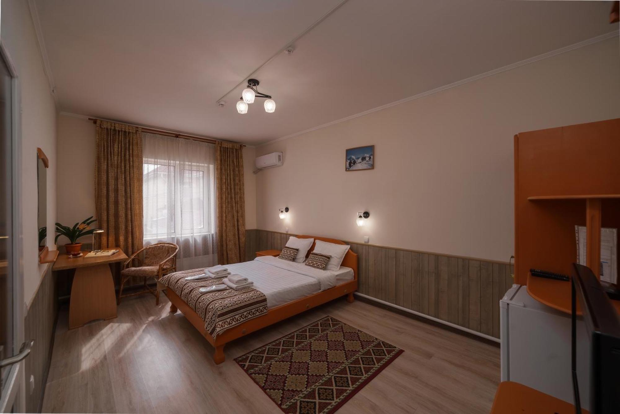Alpinist Hotel Bishkek Esterno foto