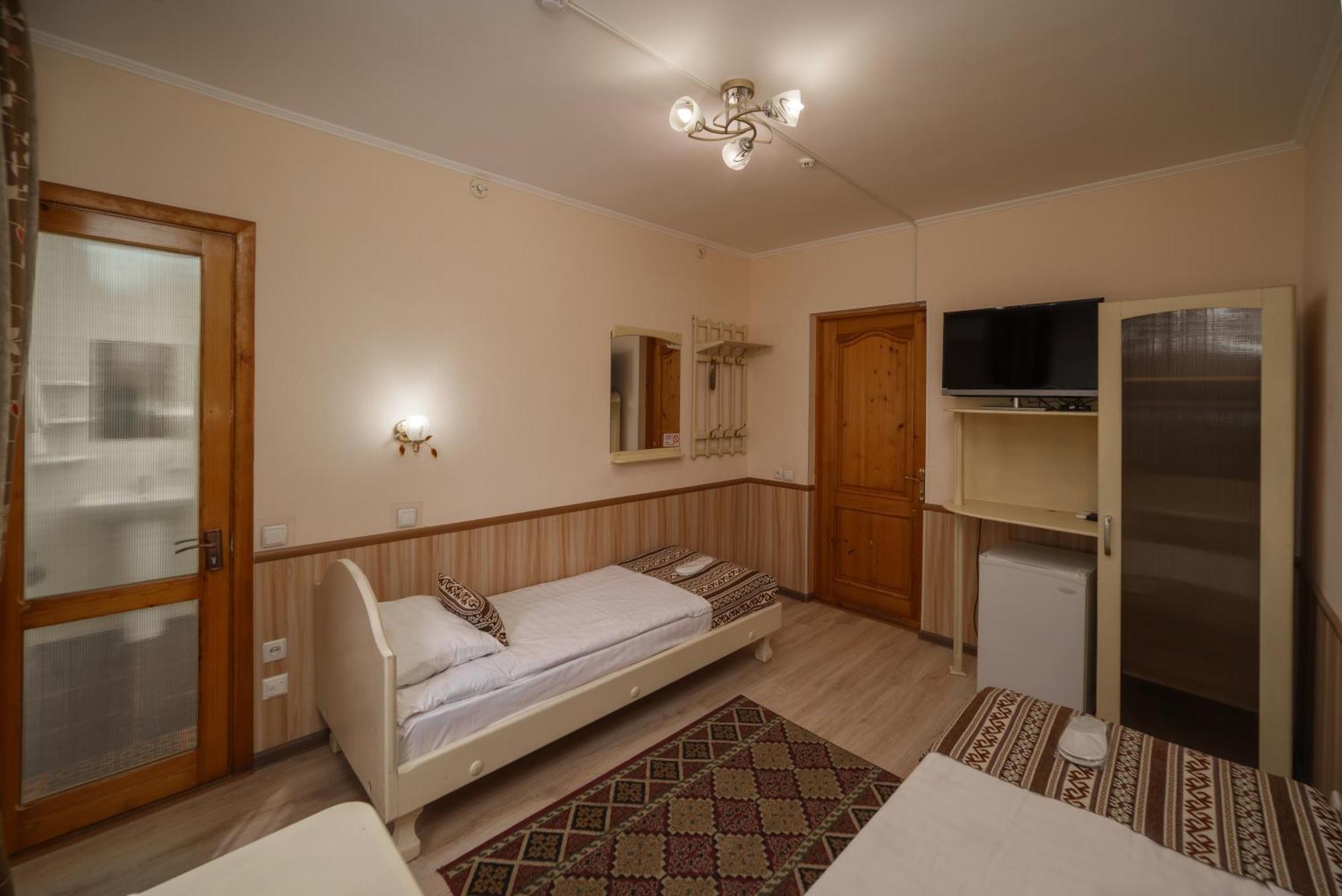 Alpinist Hotel Bishkek Esterno foto