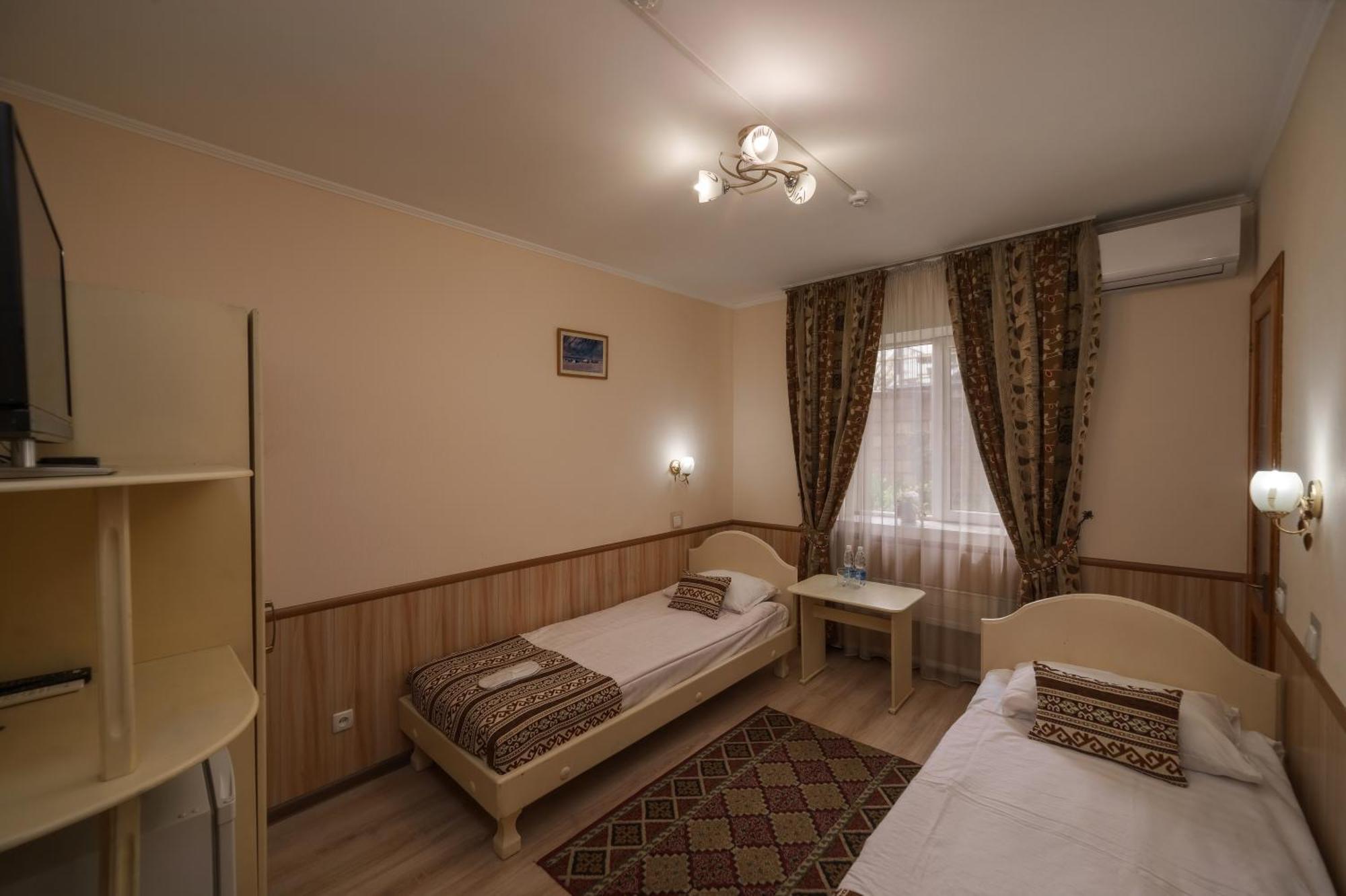 Alpinist Hotel Bishkek Esterno foto