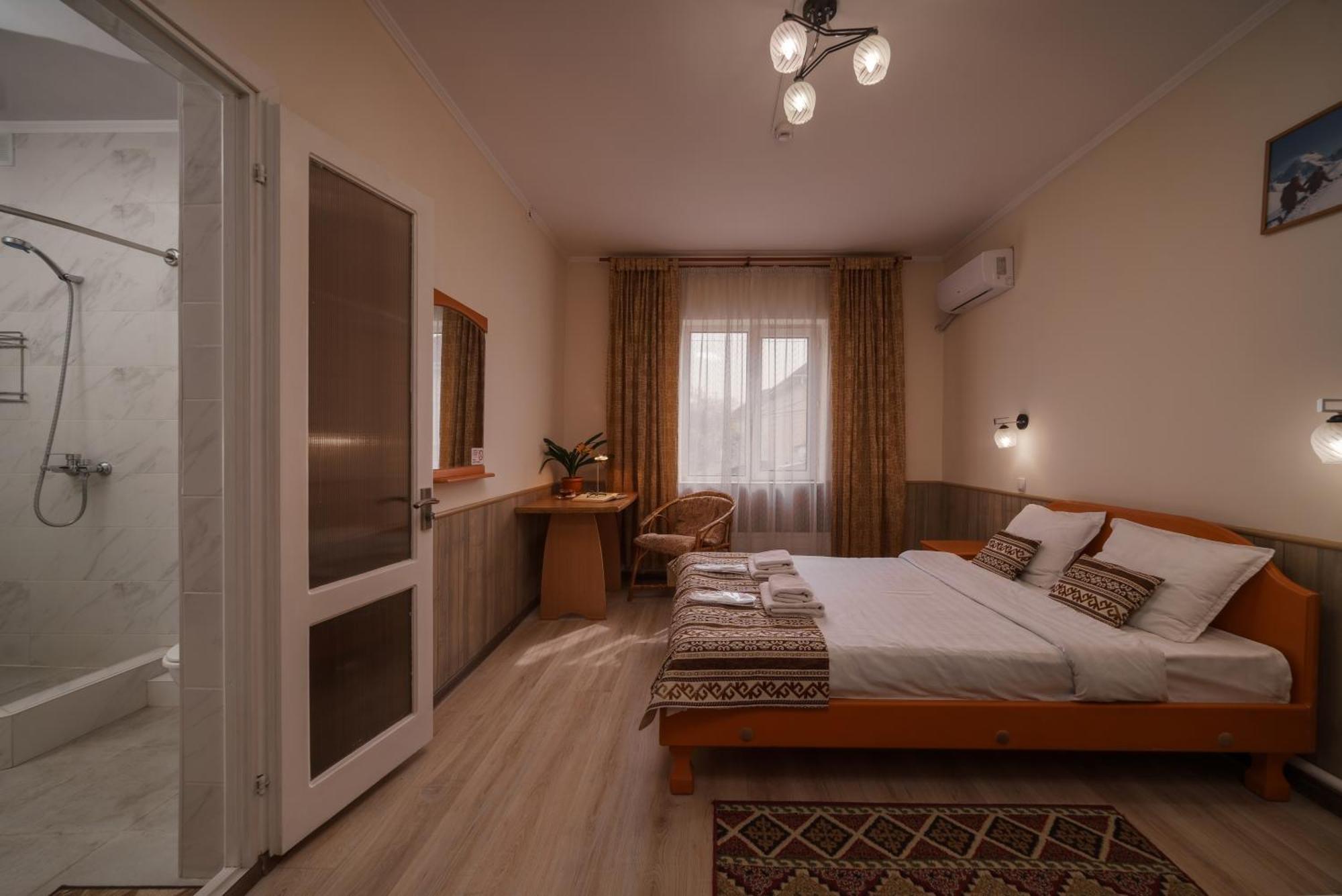 Alpinist Hotel Bishkek Esterno foto