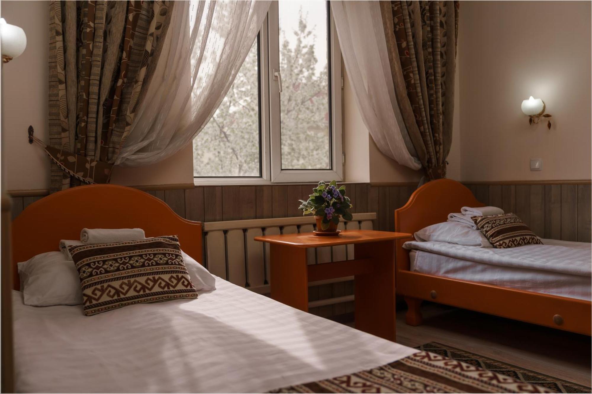 Alpinist Hotel Bishkek Esterno foto