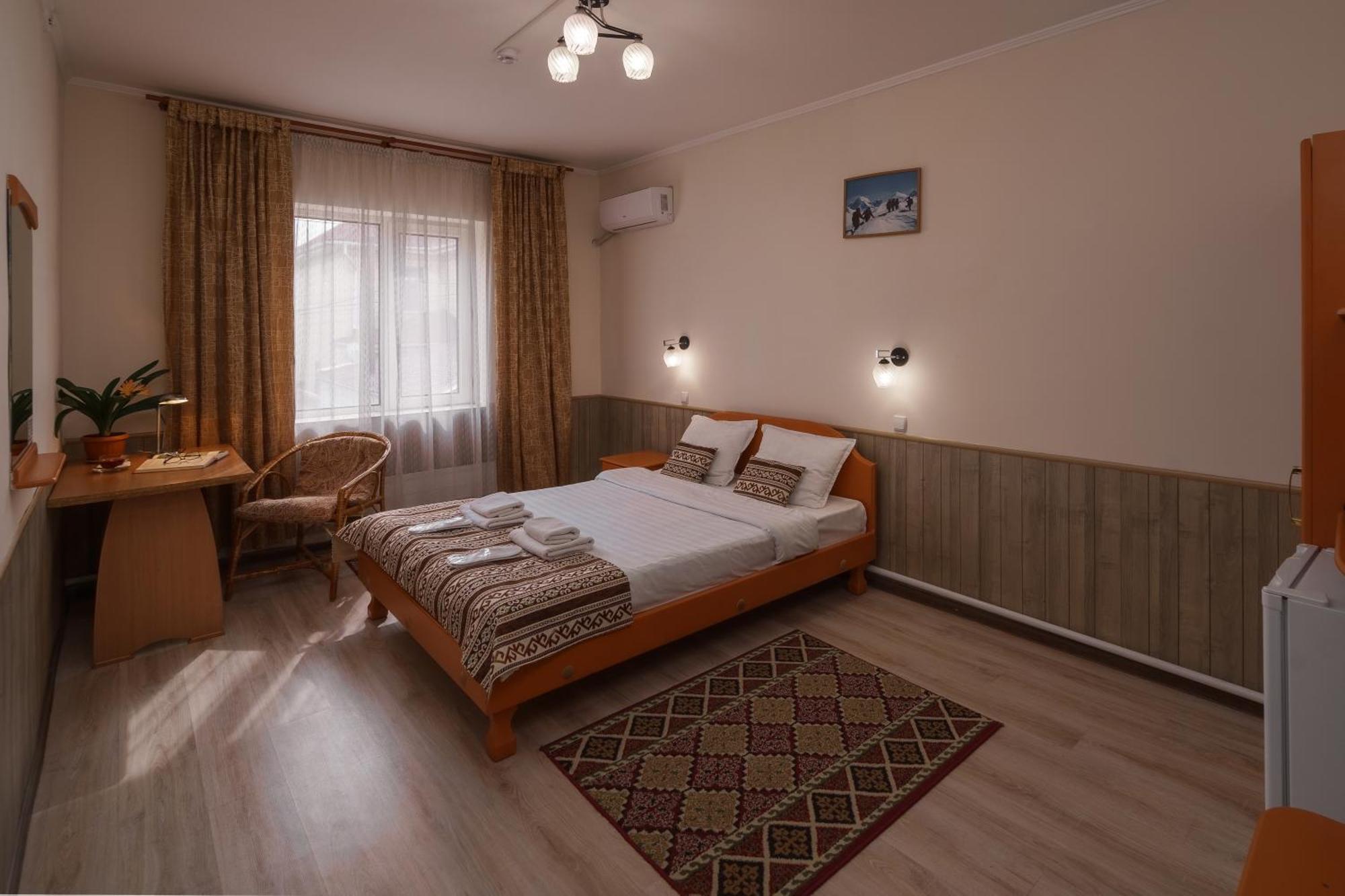 Alpinist Hotel Bishkek Esterno foto