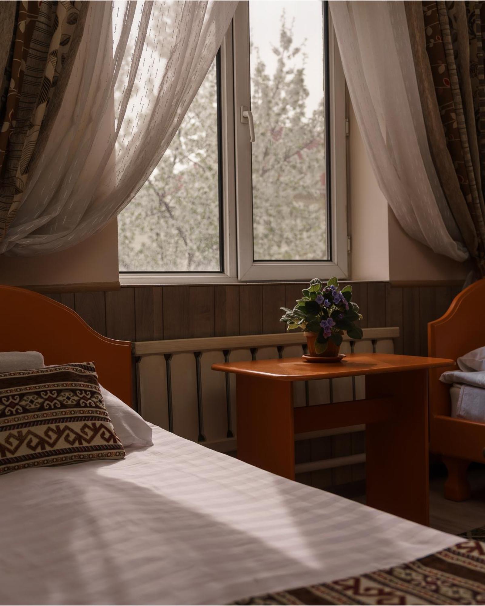 Alpinist Hotel Bishkek Esterno foto