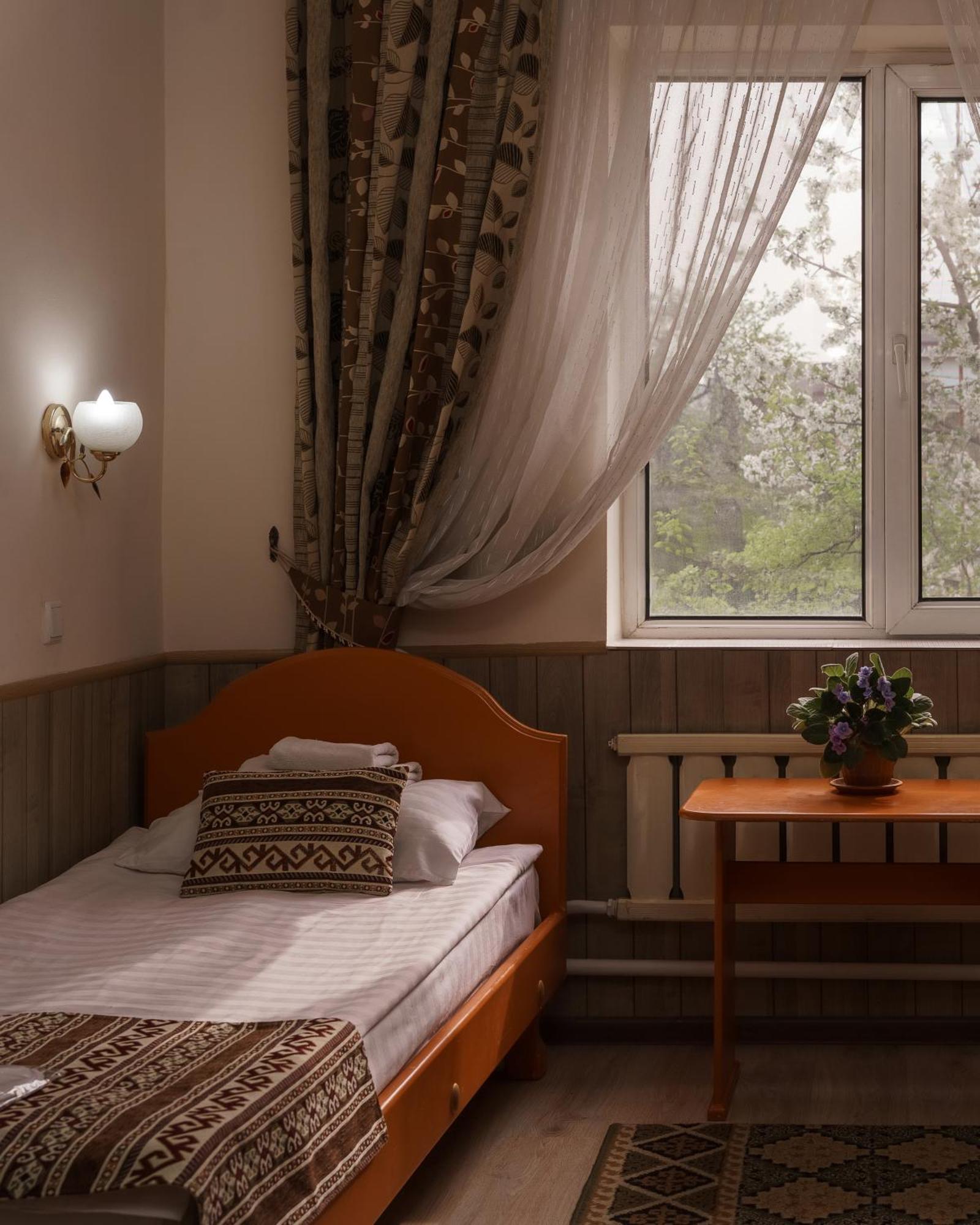 Alpinist Hotel Bishkek Esterno foto